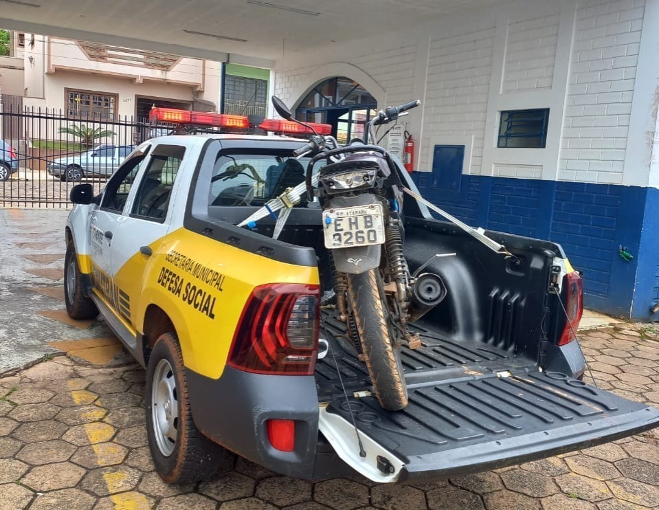 GCM de Itararé (SP) realiza remoção de motocicleta em mau estado de conservação