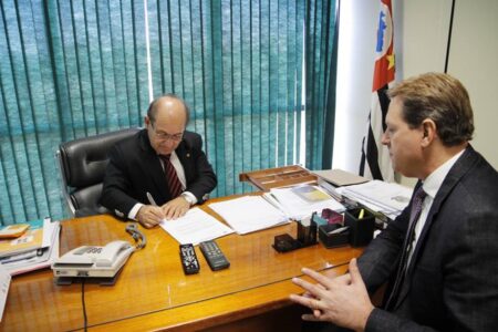 Pedido foi protocolado durante a visita do prefeito em Brasília (DF)