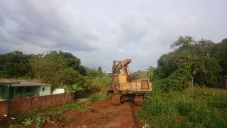 RETROESCAVADEIRA usada para limpeza