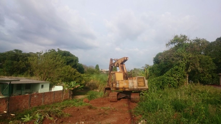 Heliton do Valle cumpre promessa de campanha e inicia limpeza nos córregos RETROESCAVADEIRA usada para limpeza