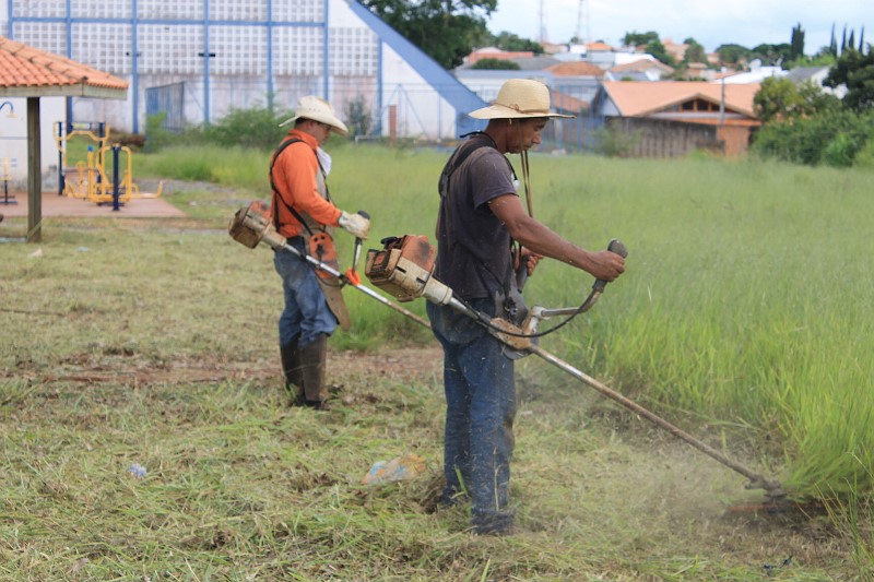 Heliton do Valle determina início de limpeza no Ginásio Lauro Loureiro de Melo limpeza elefante