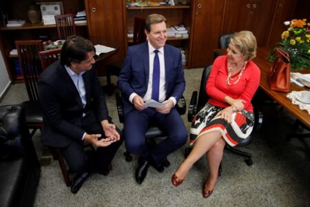 Durante a reunião, o prefeito ressaltou o anseio e necessidade na aquisição de unidades móveis de saúde como UTIs e ambulâncias