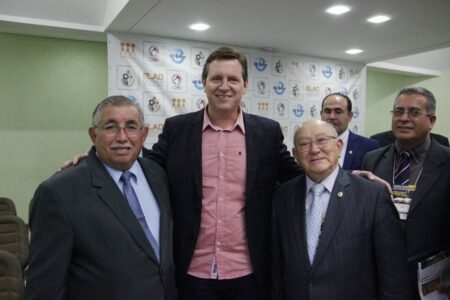 Heliton parabenizou o pastor presidente do campo, Benedito Simões (dir), pelo evento que contou com a presença do presidente da convenção geral das Assembleias, pastor José Wellington (esq.)