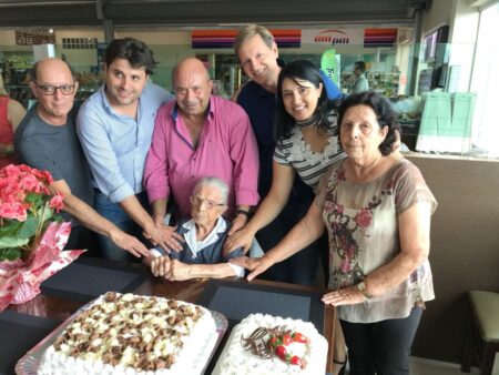 Heliton do Valle prestigia aniversário da moradora mais velha de Itararé (SP)