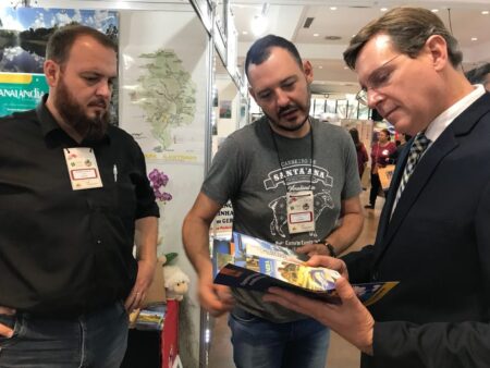 Heliton do Valle prestigia stand de Itararé (SP) no Salão São Paulo de Turismo