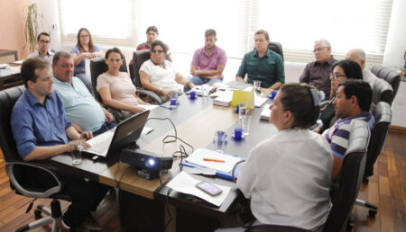 Heliton do Valle reúne equipe para definir ações de controle contra a dengue em Itararé, SP dengue organização