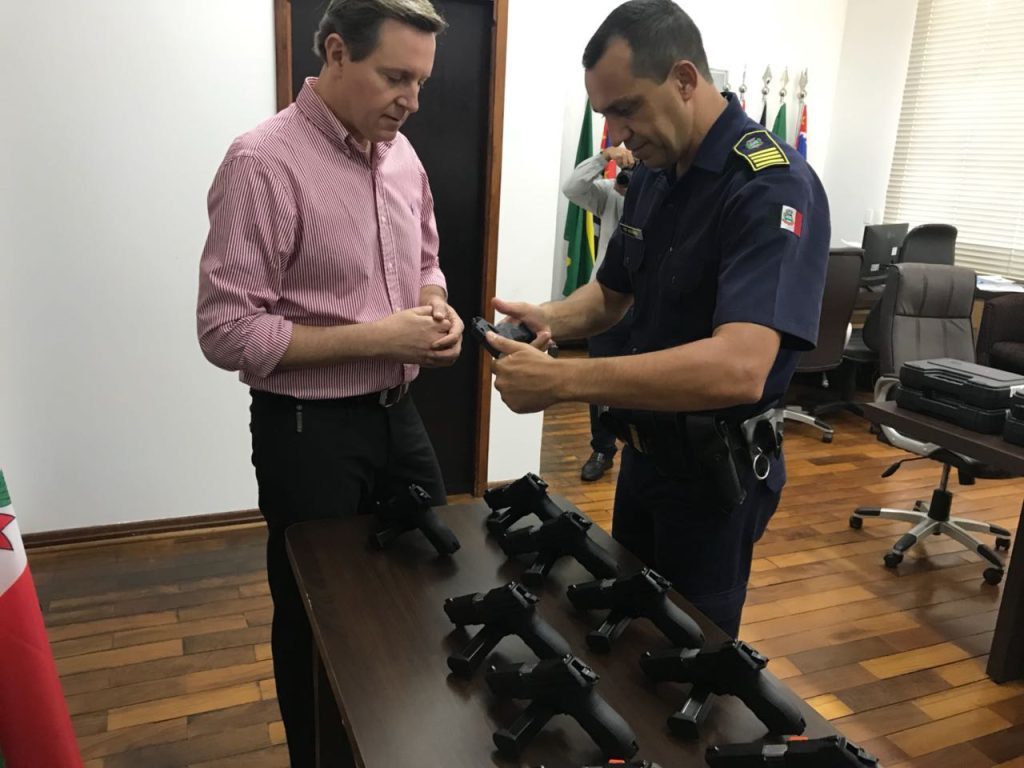 Inédito: com recursos próprios, prefeito de Itararé (SP) adquire 10 armas novas para a GCM