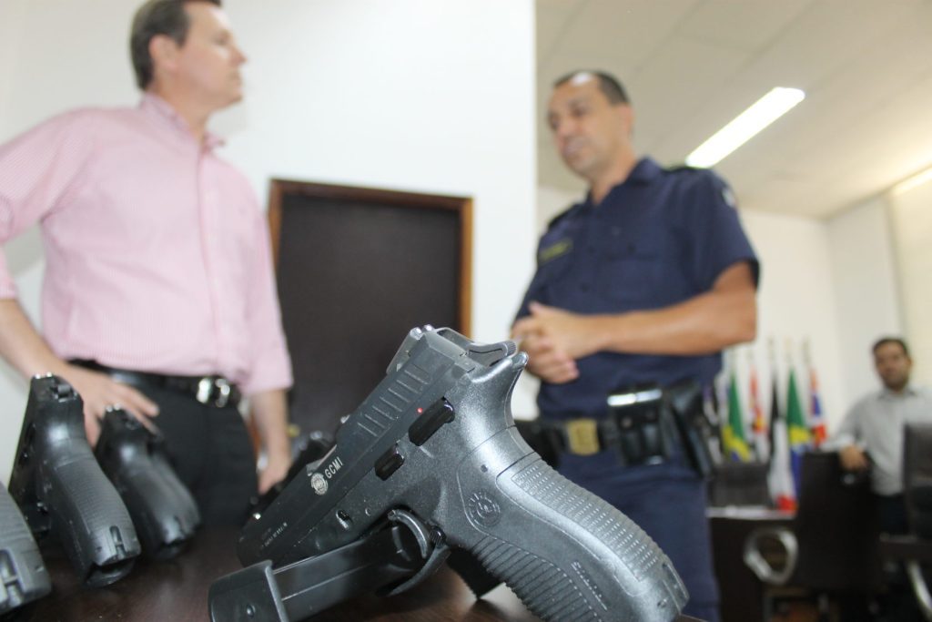 Inédito: com recursos próprios, prefeito de Itararé (SP) adquire 10 armas novas para a GCM