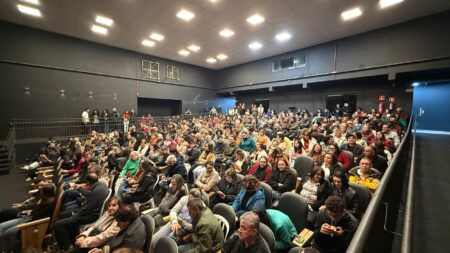 Sucesso de público: Teatro Sylvio Machado lota com espetáculo “Quase Cinquenta Tons de Cinza”
