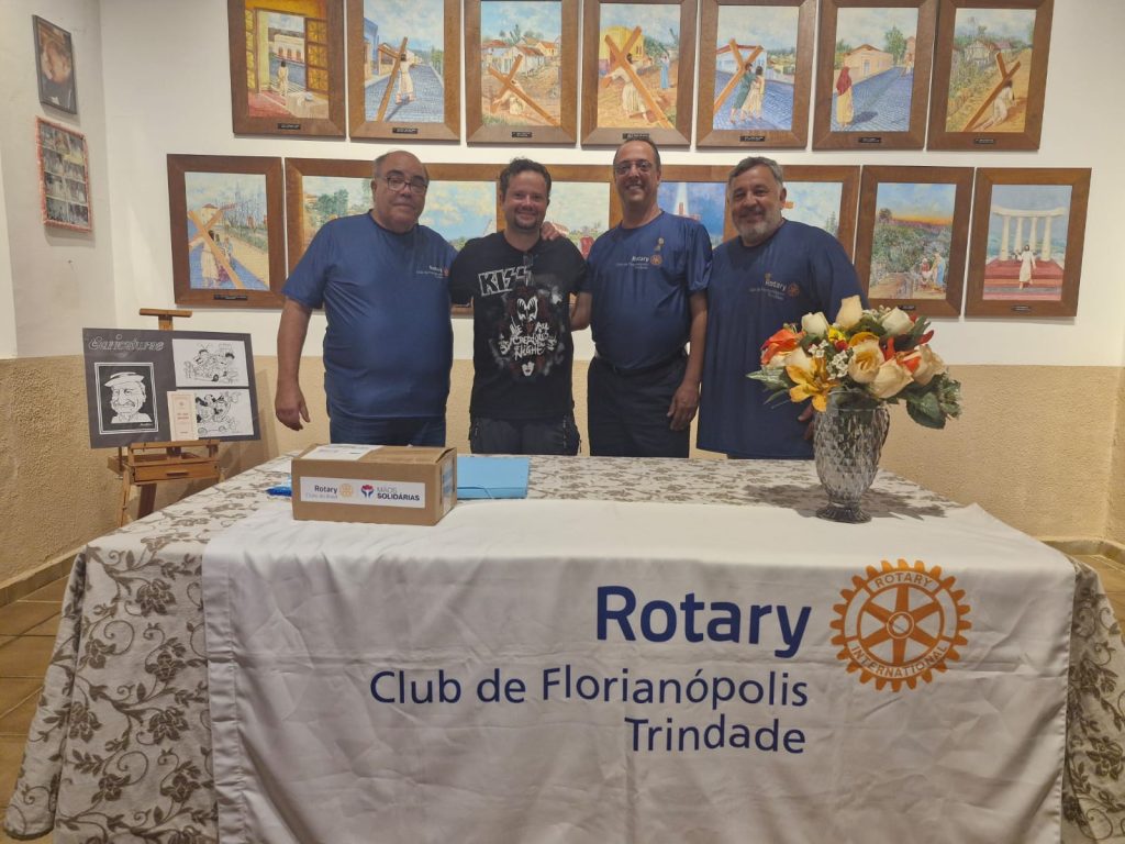 Jovem de 26 anos recebe mão biônica em cerimônia na Casa da Cultura Juquinha Taques em Itararé (SP)
