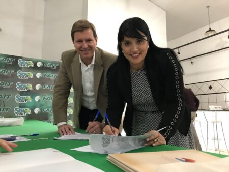 Junto ao prefeito, primeira-dama de Itararé (SP) assina convênio para receber Escola da Moda no município