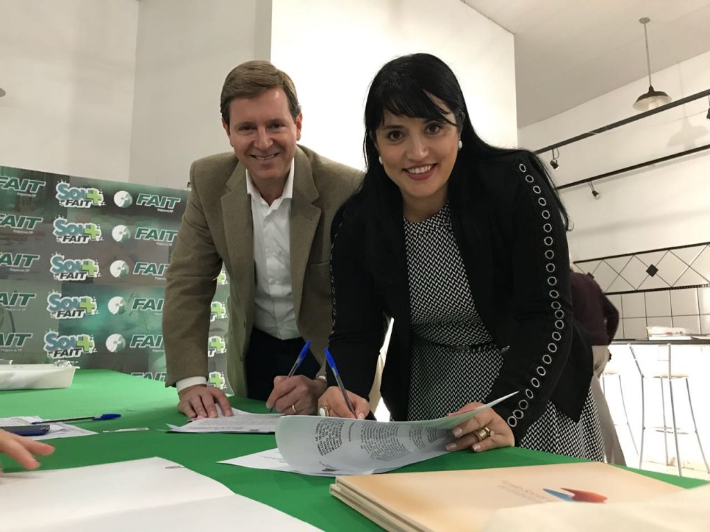 Junto ao prefeito, primeira-dama de Itararé (SP) assina convênio para receber Escola da Moda no município Junto ao prefeito, primeira-dama de Itararé (SP) assina convênio para receber Escola da Moda no município