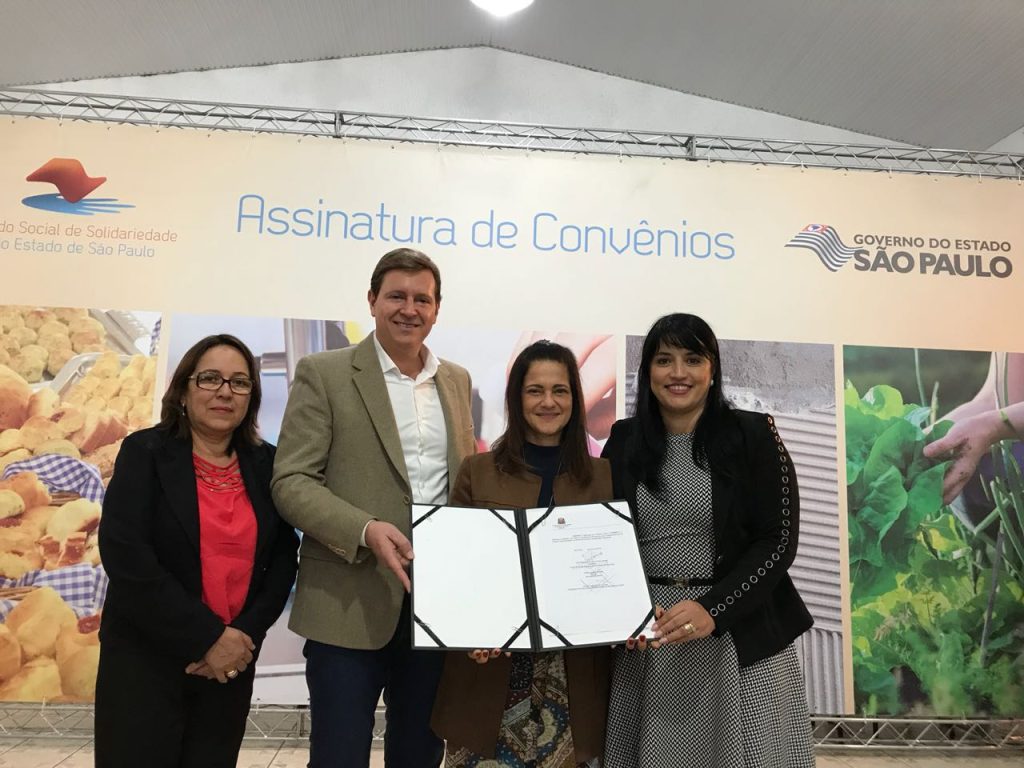 Junto ao prefeito, primeira-dama de Itararé (SP) assina convênio para receber Escola da Moda no município