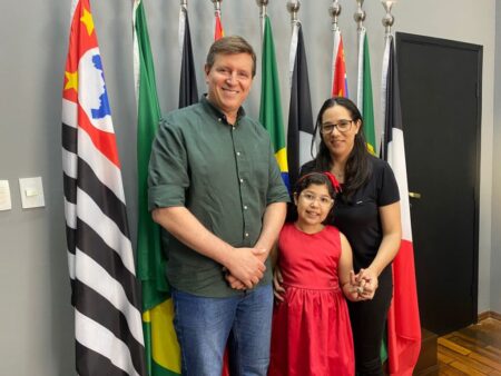 Menina itarareense arrecada mais de 100 brinquedos para doar a crianças em tratamento oncológico