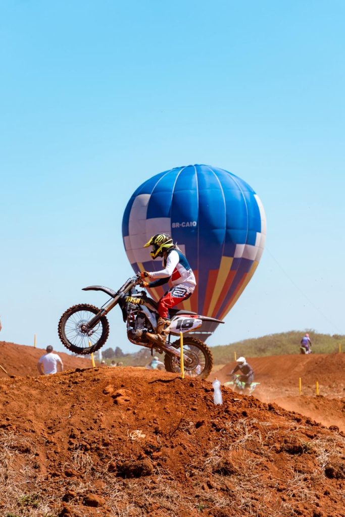 Motocross encerra programação do aniversário de Itararé (SP) com chave de ouro e reúne milhares de pessoas