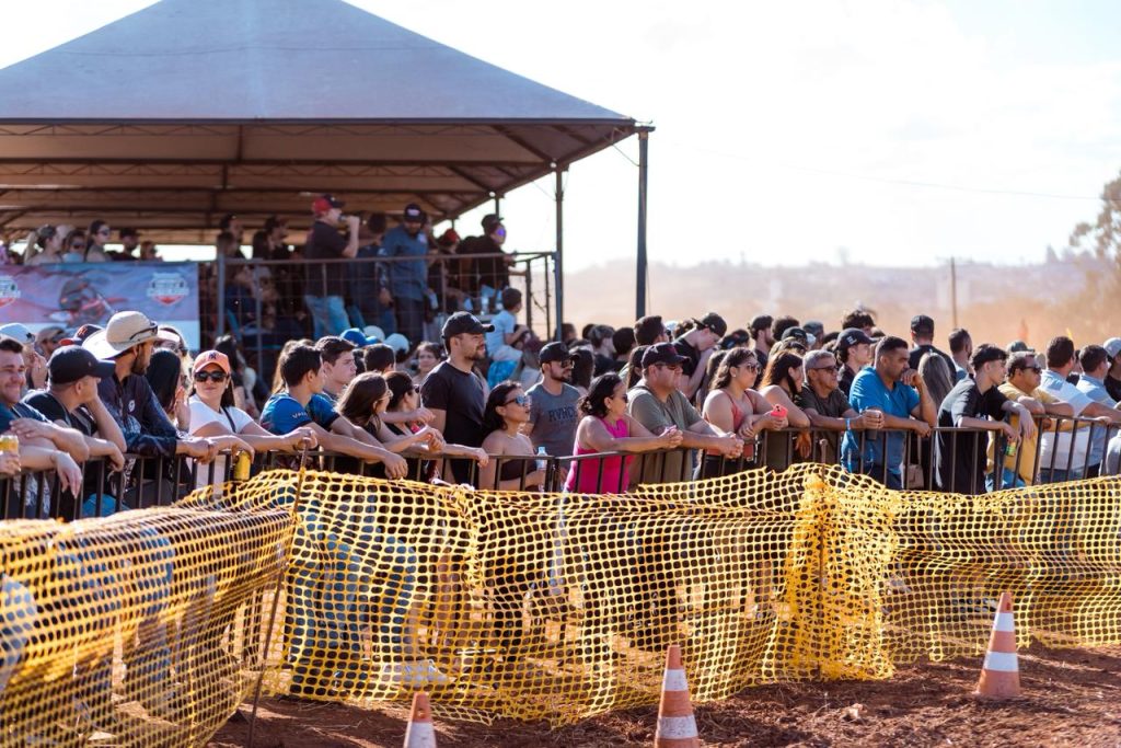 Motocross encerra programação do aniversário de Itararé (SP) com chave de ouro e reúne milhares de pessoas