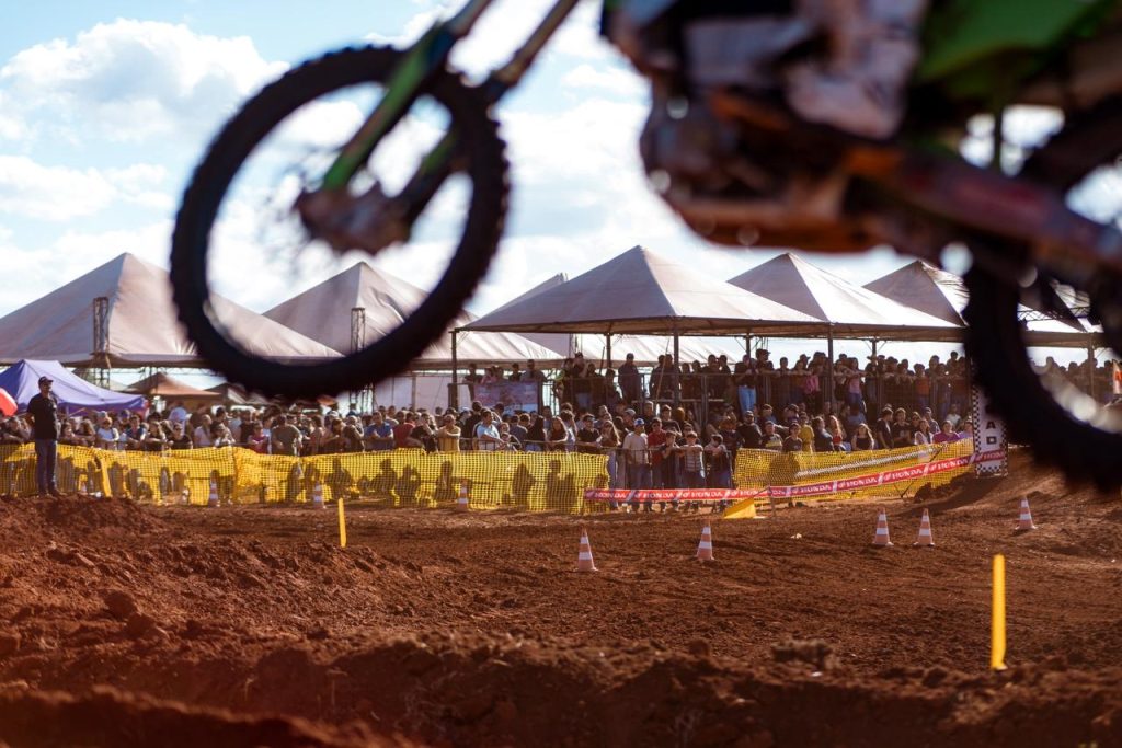 Motocross encerra programação do aniversário de Itararé (SP) com chave de ouro e reúne milhares de pessoas