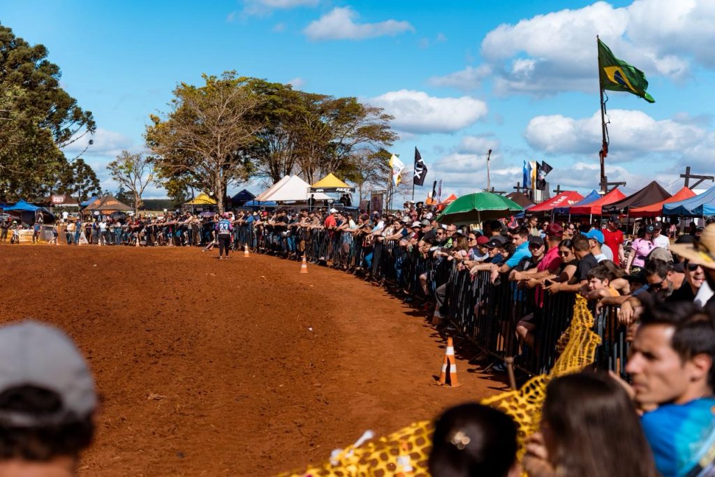 Motocross encerra programação do aniversário de Itararé (SP) com chave de ouro e reúne milhares de pessoas