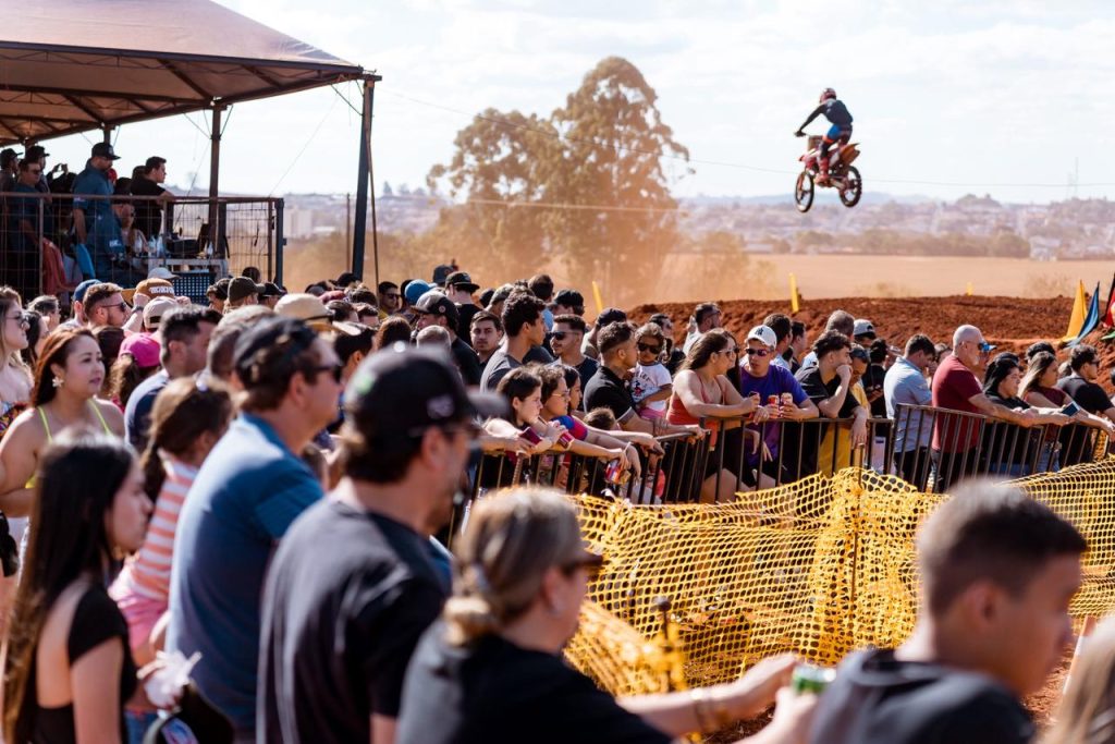 Motocross encerra programação do aniversário de Itararé (SP) com chave de ouro e reúne milhares de pessoas