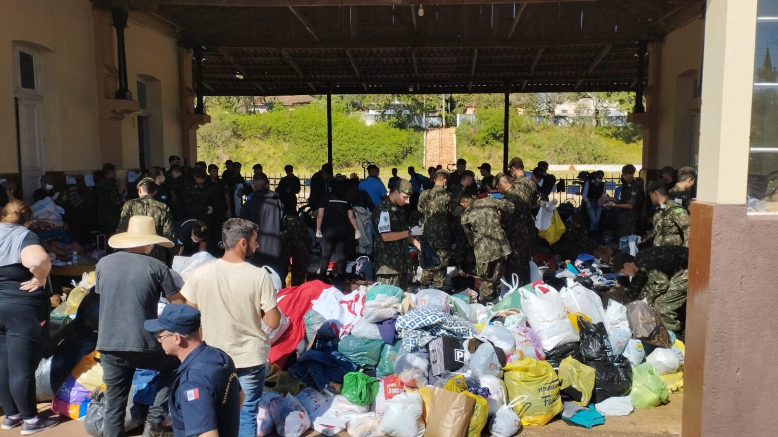 Mutirão Itararé Solidária arrecada mais de oito mil peças de roupa e cerca de uma tonelada de alimentos Mutirão Itararé Solidária arrecada mais de oito mil peças de roupa e cerca de uma tonelada de alimentos