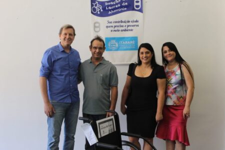 Na data em que se comemora o Dia da Apae, Heliton do Valle doa cadeira de rodas à instituição