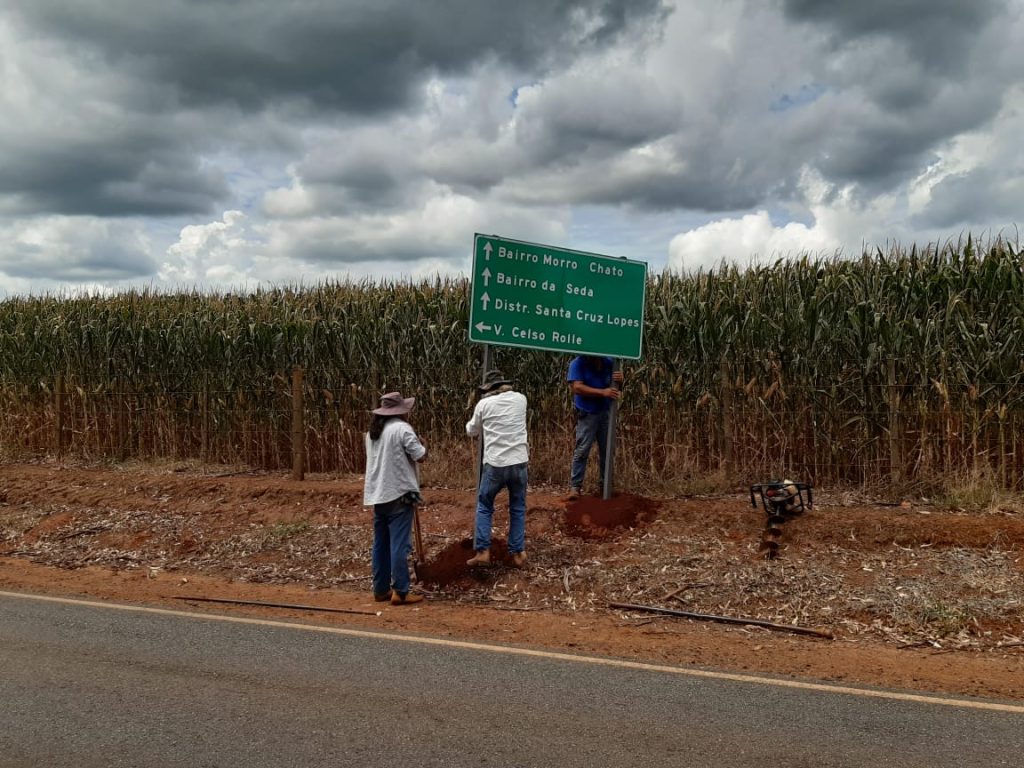 Nova etapa de sinalização rural reforça segurança e mobilidade em Itararé (SP)