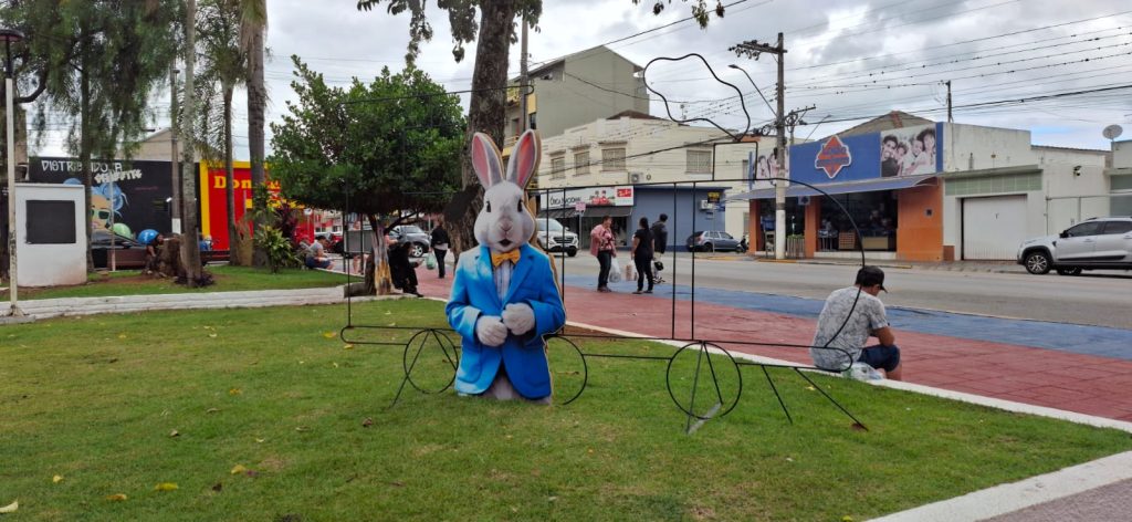 Páscoa Encantada toma conta da Praça Francisco Alves Negrão em Itararé (SP)