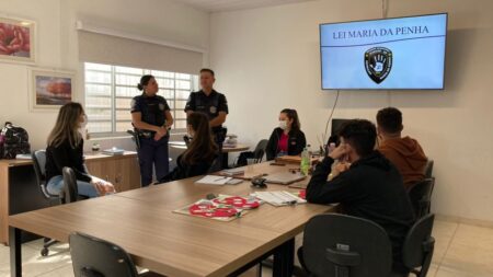 Patrulha Maria da Penha de Itararé (SP) promove palestra para estagiários do programa Criança Feliz