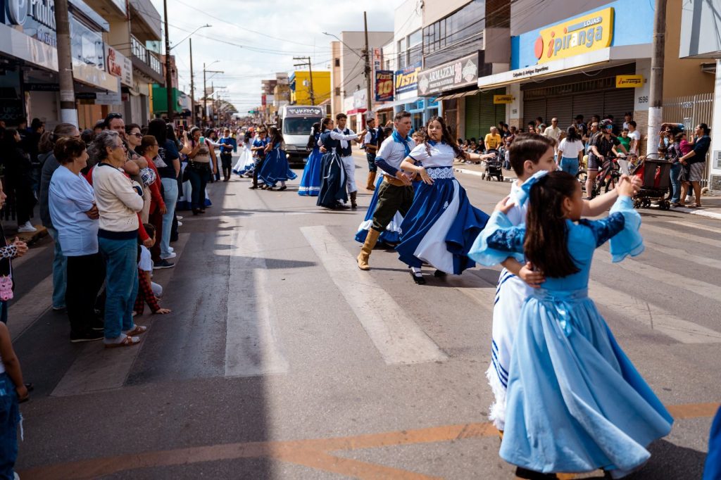 Pela primeira vez em anos, Desfile Cívico de Itararé (SP) inicia no horário e emociona milhares de pessoas