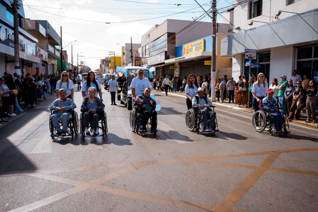Pela primeira vez em anos, Desfile Cívico de Itararé (SP) inicia no horário e emociona milhares de pessoas