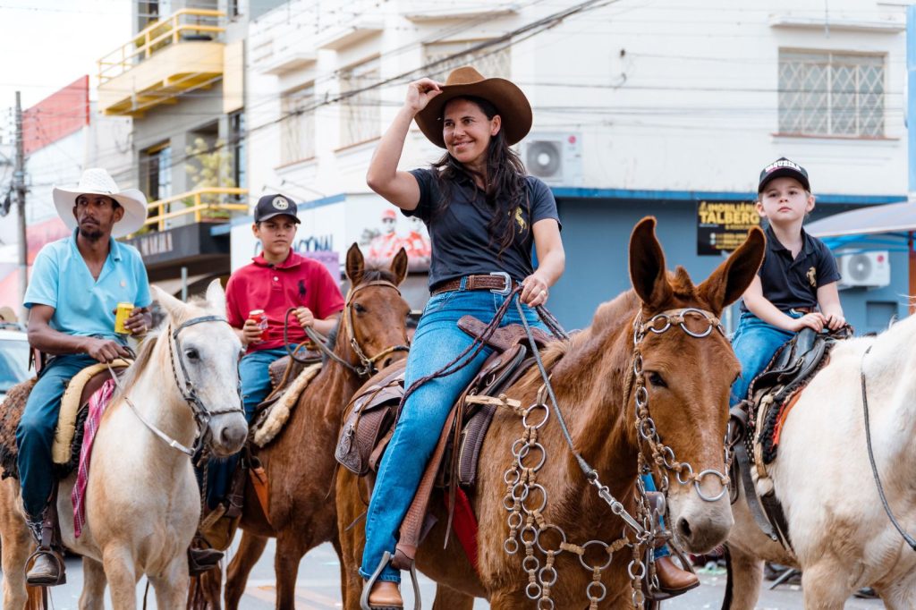 Pela primeira vez em anos, Desfile Cívico de Itararé (SP) inicia no horário e emociona milhares de pessoas