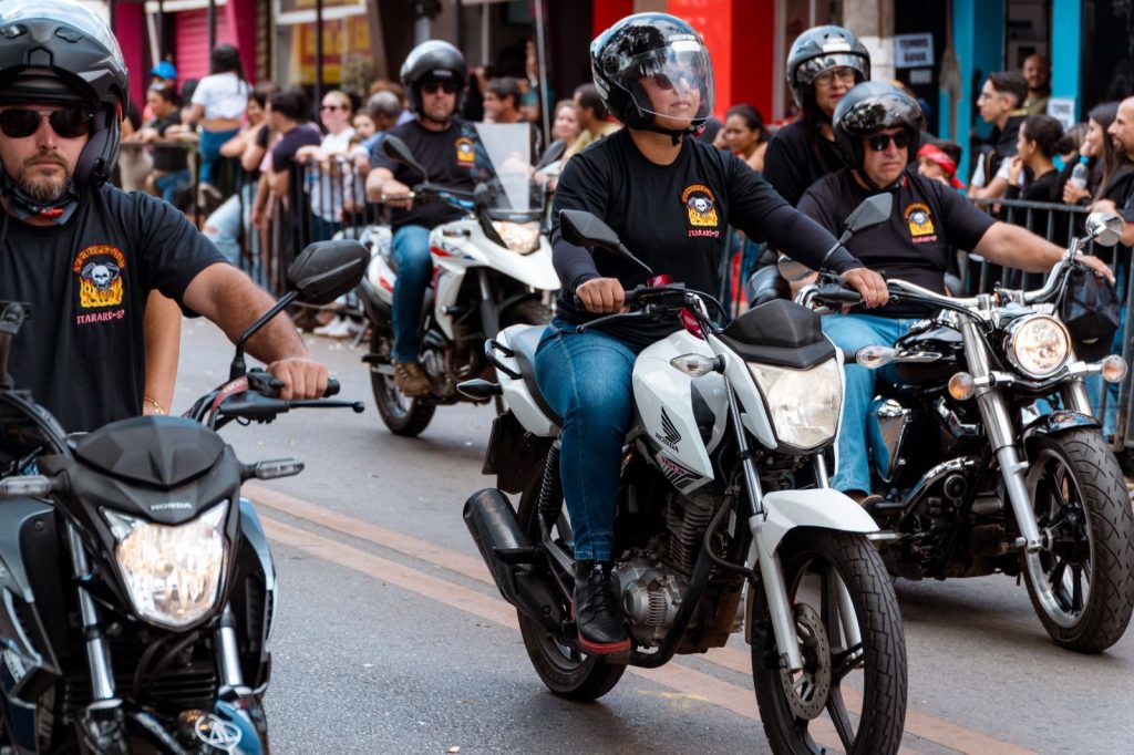 Pela primeira vez em anos, Desfile Cívico de Itararé (SP) inicia no horário e emociona milhares de pessoas