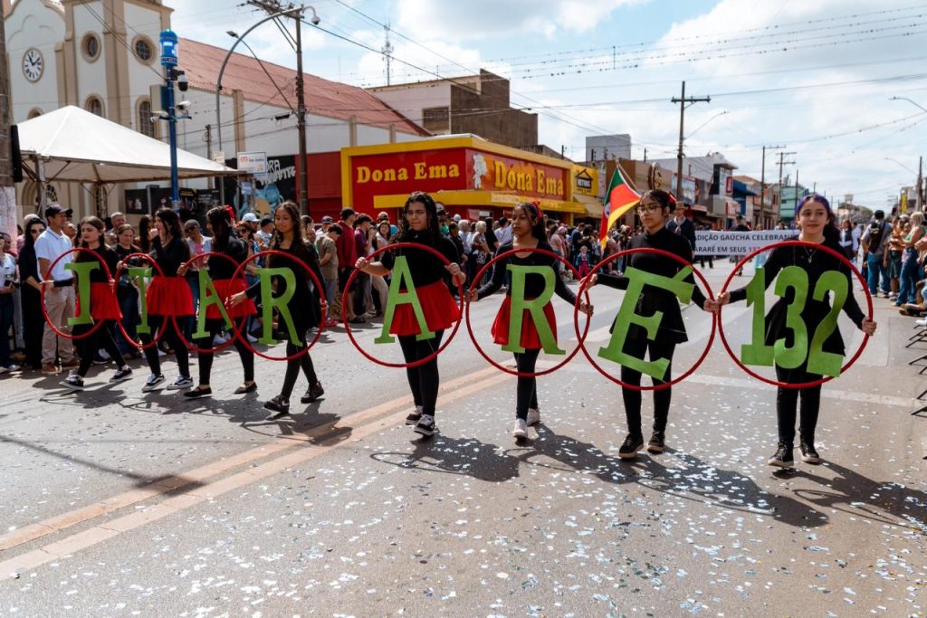 Pela primeira vez em anos, Desfile Cívico de Itararé (SP) inicia no horário e emociona milhares de pessoas