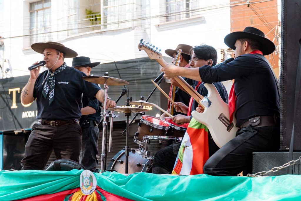 Pela primeira vez em anos, Desfile Cívico de Itararé (SP) inicia no horário e emociona milhares de pessoas