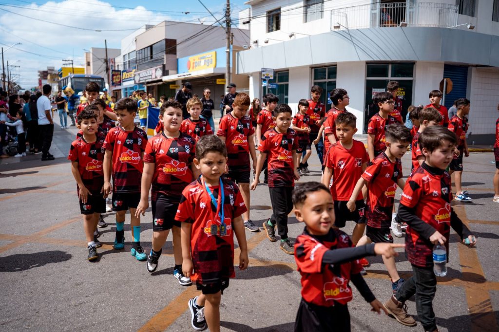 Pela primeira vez em anos, Desfile Cívico de Itararé (SP) inicia no horário e emociona milhares de pessoas