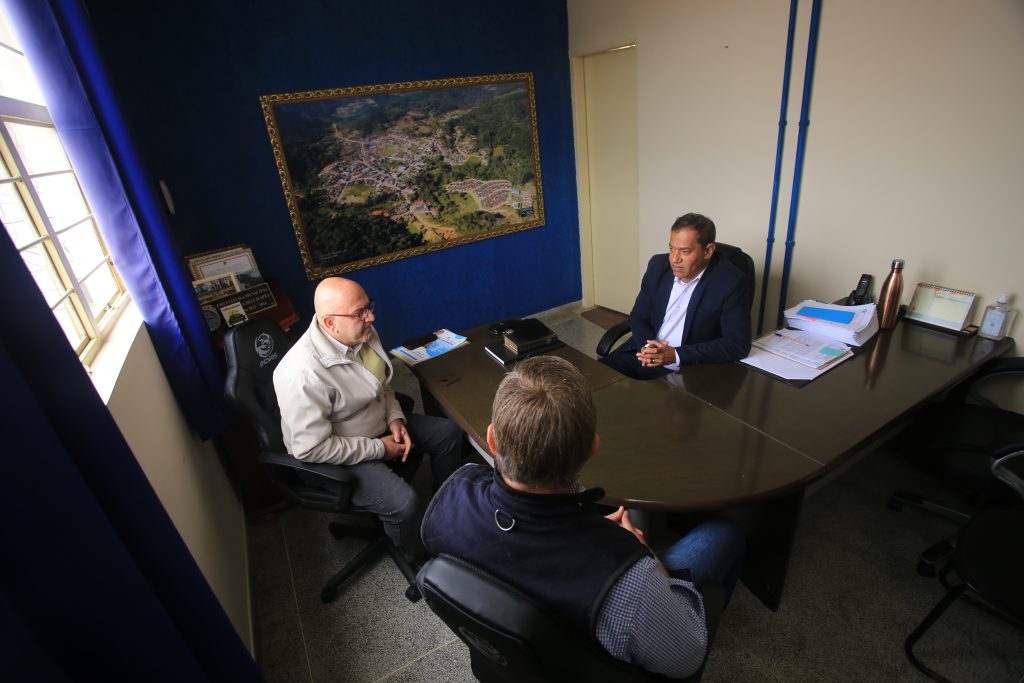 Prefeito de Itararé (SP) e presidente do Condersul, Heliton do Valle, realiza visita a municípios da região
