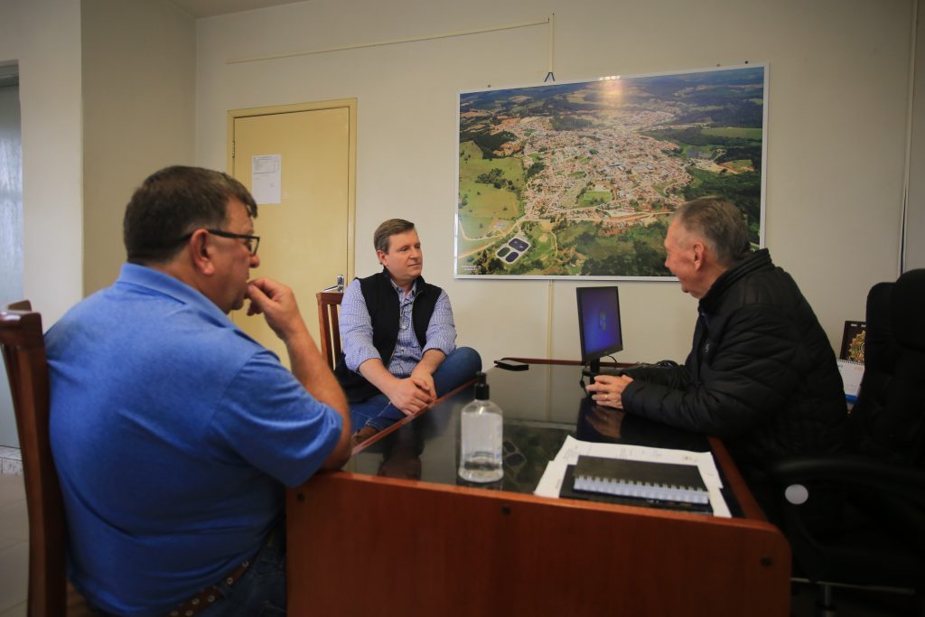 Prefeito de Itararé (SP) e presidente do Condersul, Heliton do Valle, realiza visita a municípios da região