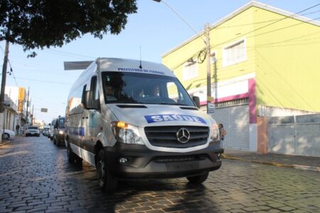 Prefeito de Itararé entrega van 0km para Saúde