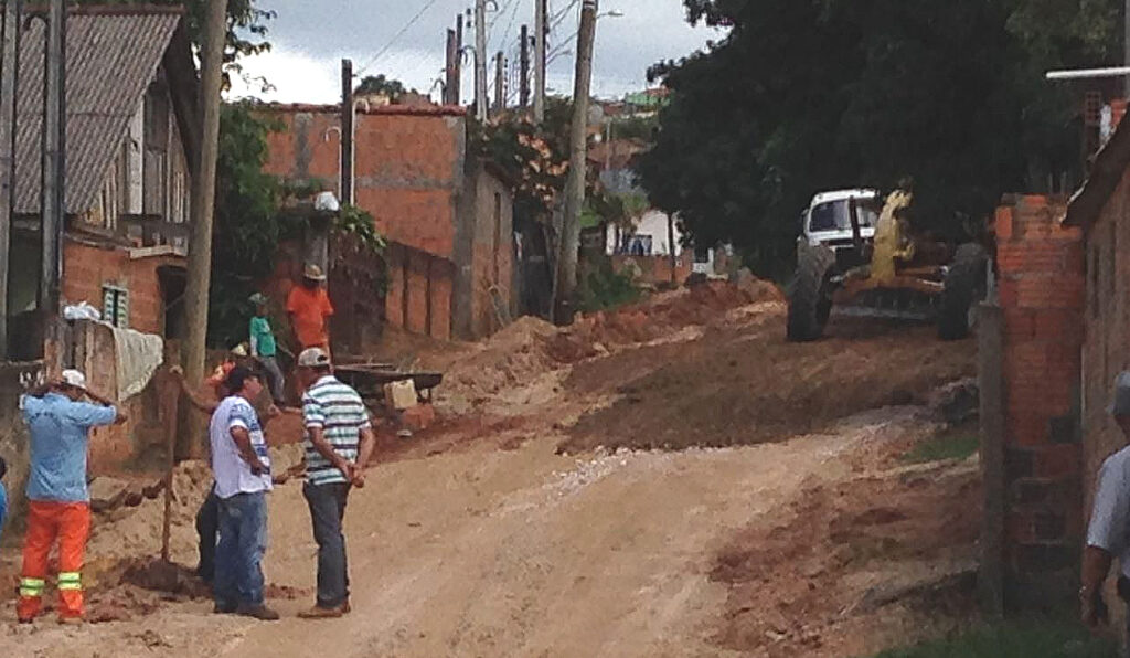 Prefeito de Itararé, Heliton do Valle, inicia melhorias no Novo Horizonte boca de lobo