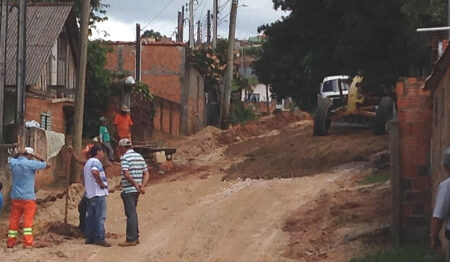 Prefeito de Itararé, Heliton do Valle, inicia melhorias no Novo Horizonte boca de lobo