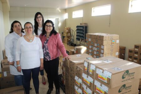 a Equipe de farmacêuticas da esq. para a direira Camila Holtz (atrás) Denise Barsotti, Stella Miolo e a Secretária de Saúde Ana Maria de Souza