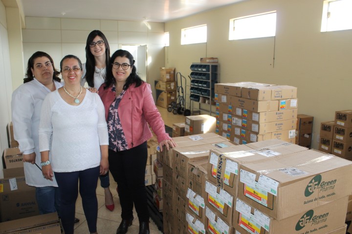 Prefeito de Itararé reabastece Farmácia Municipal a Equipe de farmacêuticas da esq. para a direira Camila Holtz (atrás) Denise Barsotti, Stella Miolo e a Secretária de Saúde Ana Maria de Souza