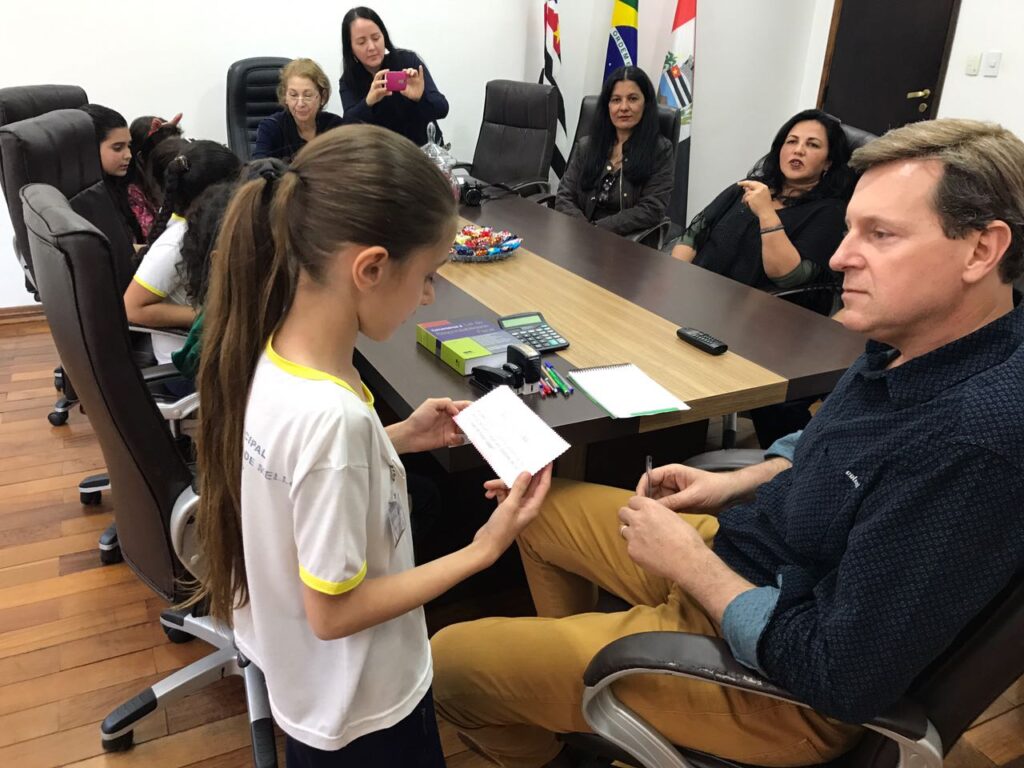 Prefeito de Itararé recebe alunos da EM Profª Maria Olívia de Mello em seu gabinete