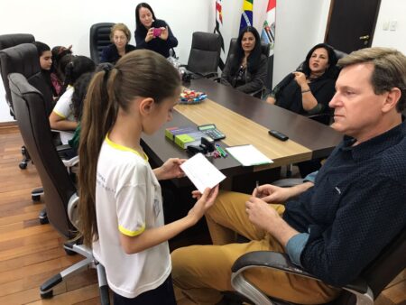 Prefeito de Itararé recebe alunos da EM Profª Maria Olívia de Mello em seu gabinete