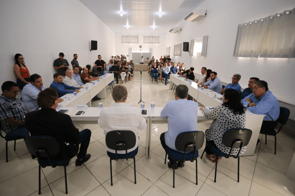Prefeito de Itararé (SP) e presidente do Condersul, Heliton do Valle, reúne representantes de 14 municípios em encontro com o diretor da DRS XVI, Dr. Carlos Moura