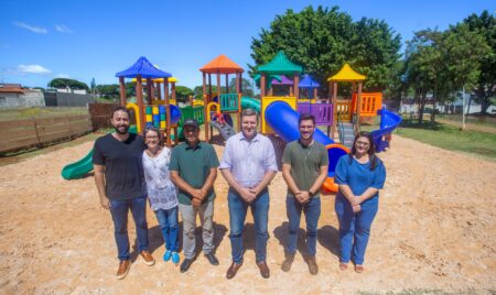 Prefeito de Itararé (SP) entrega seis novos playgrounds na zona urbana e rural Prefeito de Itararé (SP) entrega seis novos playgrounds na zona urbana e rural