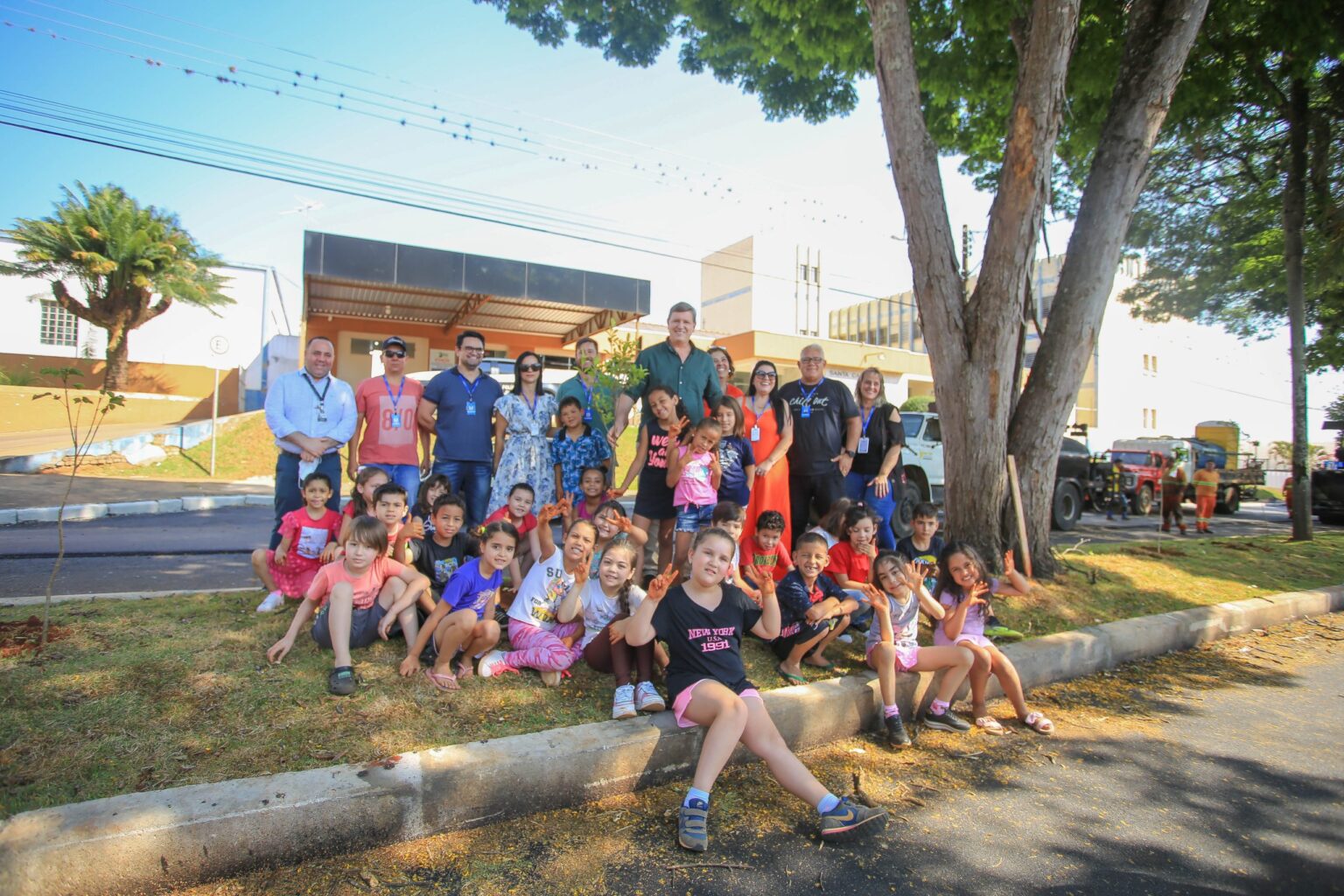 Prefeito de Itararé (SP), Heliton do Valle, celebra Dia da Árvore com plantio de mudas na rua São Pedro