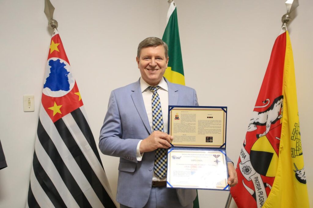 Prefeito de Itararé (SP), Heliton do Valle, é condecorado com Colar Evocativo ao Sesquicentenário da Revolução Liberal de 1842