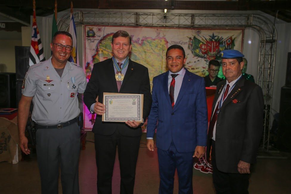 Prefeito de Itararé (SP), Heliton do Valle, é condecorado pela Associação Brasileira das Forças Internacionais de Paz