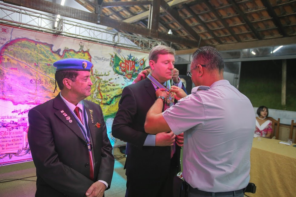 Prefeito de Itararé (SP), Heliton do Valle, é condecorado pela Associação Brasileira das Forças Internacionais de Paz
